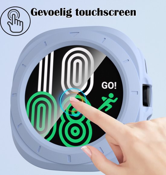 Lichtblauwe smartwatch case met een wijzerplaat die 10:08 aangeeft en een vinger die het scherm aanraakt.