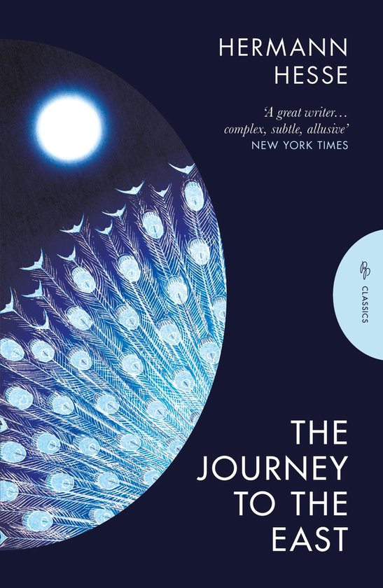 Boek 'The Journey to the East' van Hermann Hesse met een blauwe pauwenveer en de maan.
