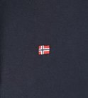 Close-up van een donkerblauwe Napapijri hoodie met geborduurd vlaglogo.