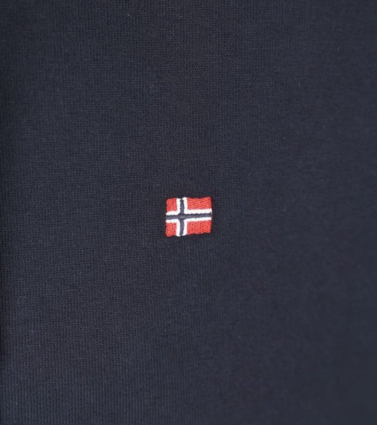 Close-up van een donkerblauwe Napapijri hoodie met geborduurd vlaglogo.