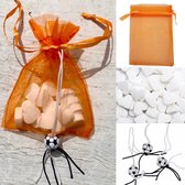 10 Organza zakjes oranje met gelukspoppetje voetbal en 15 hartvormige mini pepermuntjes - EK - WK - oranje - voetbal - traktatie - organza zakje - give-away