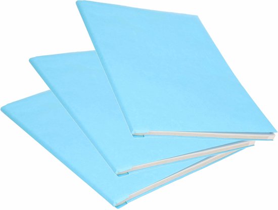 Trois couvertures bleu clair empilées sur fond blanc.
