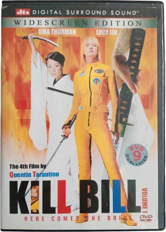 DVD-hoes met Uma Thurman in een geel trainingspak en Lucy Liu in een witte kimono, beide met zwaarden. Titel: Kill Bill Vol. 1.