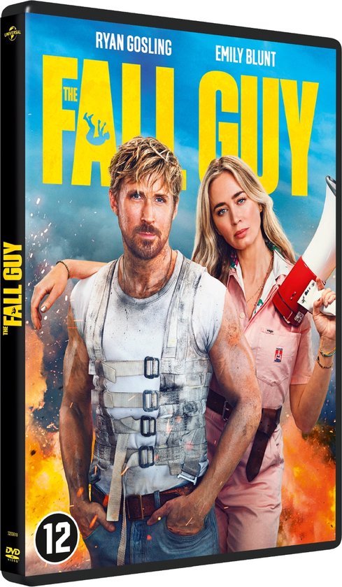 Ryan Gosling en Emily Blunt, "The Fall Guy" DVD-hoes. Ryan draagt een wit vest met gespen. Emily houdt een megafoon vast.