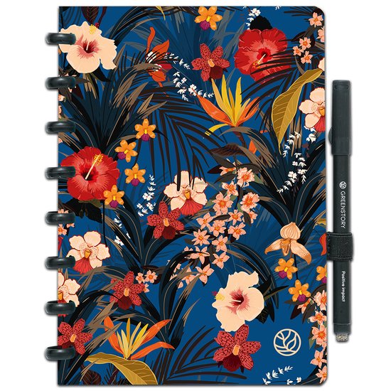 Notebook met blauwe achtergrond met tropische bloemen en bladeren. Een zwarte pen is bevestigd aan de zijkant.