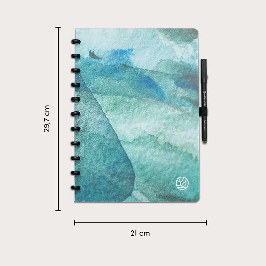 Groen-blauw aquarel notitieboek met afmetingen van 29,7 bij 21 centimeter.