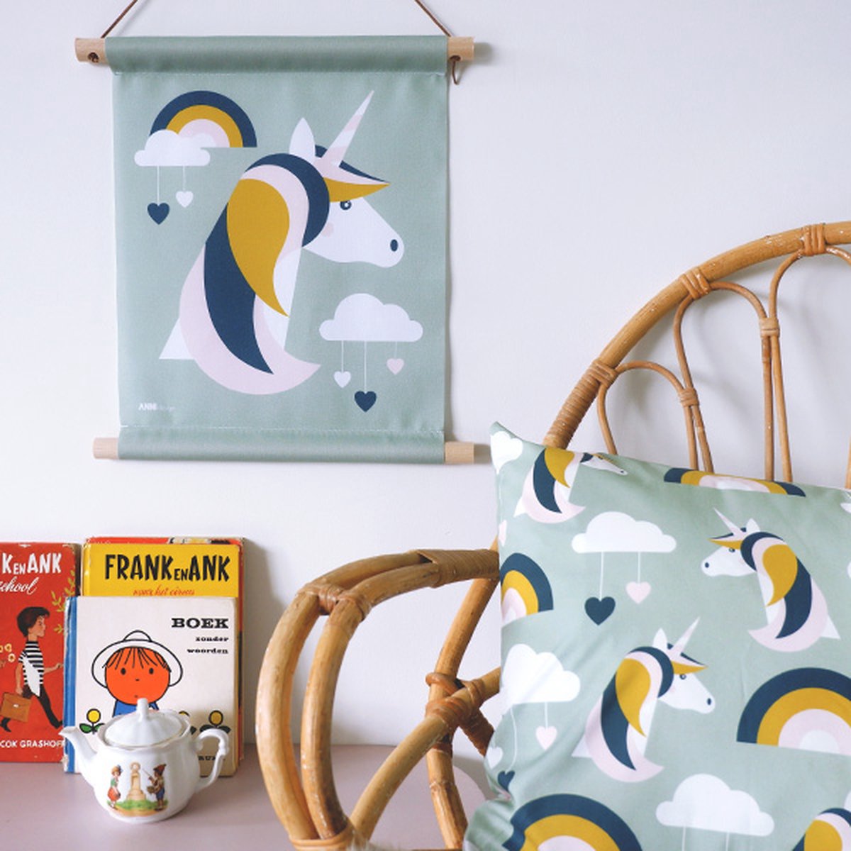 Textielposter Eenhoorn mint 30x40cm – eenhoorn – textiel – beukenhouten stokken - kant en klaar - kinderkamer - babykamer - muurdecoratie - kinderkamerstyling – kinderkameraccessoire