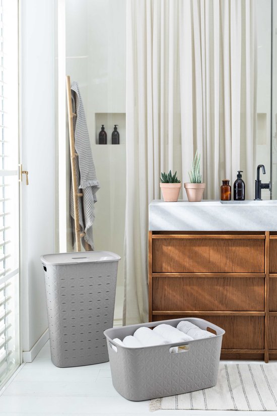 Grijze wasmand met deksel en een grijze wasmand met handvaten, beide met ruitpatroon.
