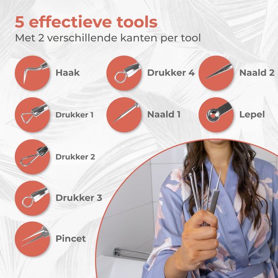 Vrouw houdt een zilverkleurige set van 5 mee-eter verwijderaars vast. Tools: haak, drukker 1-4, naald 1-2, lepel, pincet.
