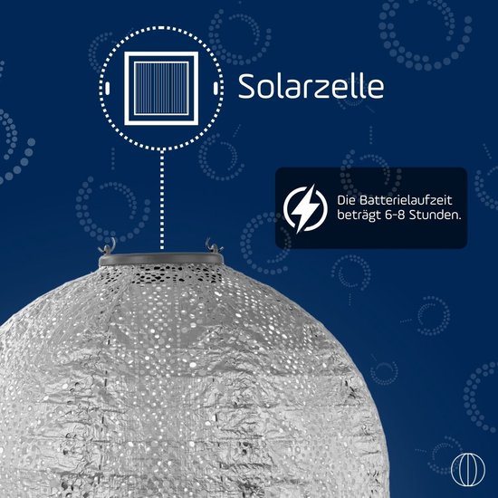 Zilverkleurige, handgemaakte lampion met perforaties. Solarcel voor 6-8 uur brandtijd.