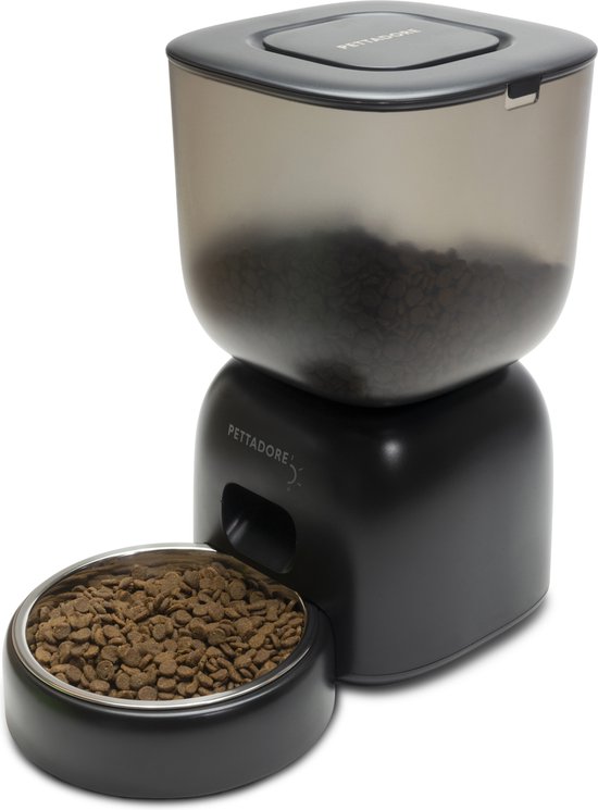 Zwarte automatische voerbak met transparant reservoir vol kattenvoer en een RVS voerbak.