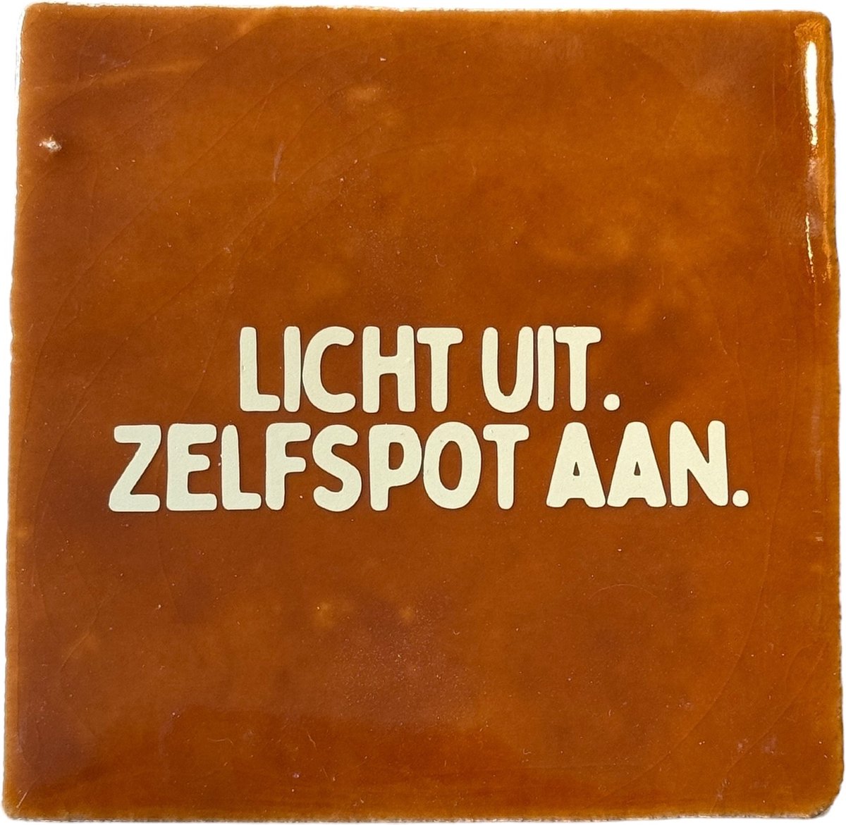 Hippe tegeltje met tekst: Licht uit. Zelfspot aan. | Roest | Pastel beige | Gepersonaliseerde cadeau | Hippe Spreuktegel | Nieuwe woning cadeau | Verjaardagscadeau | Verjaardag | Birthday | Housewarming cadeau