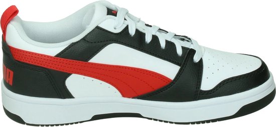 Witte Puma sneaker met zwarte en rode accenten, van de zijkant gezien.