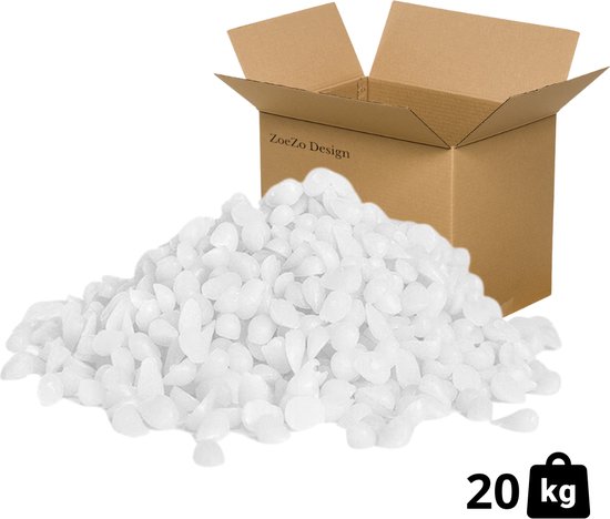 Een stapel witte paraffine korrels met een open bruine kartonnen doos op de achtergrond. Tekst op de doos: ZoeZo Design. Rechtsonder een icoon met 20 kg.