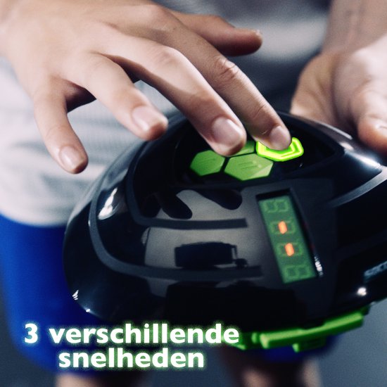 Hand die groene knoppen op de SoccerBot indrukt, met tekst '3 verschillende snelheden'.