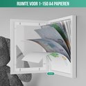 Cadre photo blanc ouvert, montrant une pile de 2 cm d'épaisseur de dessins d'enfants au format A4.