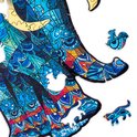 Detail van een houten olifantpuzzel met blauwe, oranje en gele patronen en enkele losse stukjes.