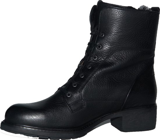 Zwarte veterboot met gespdetails, ruw leer en profielzool.