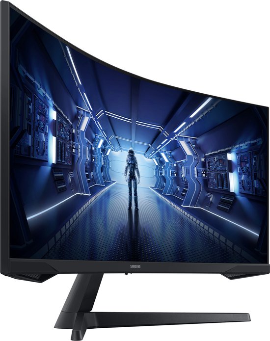 Gebogen Samsung monitor met een astronaut in een futuristische gang.