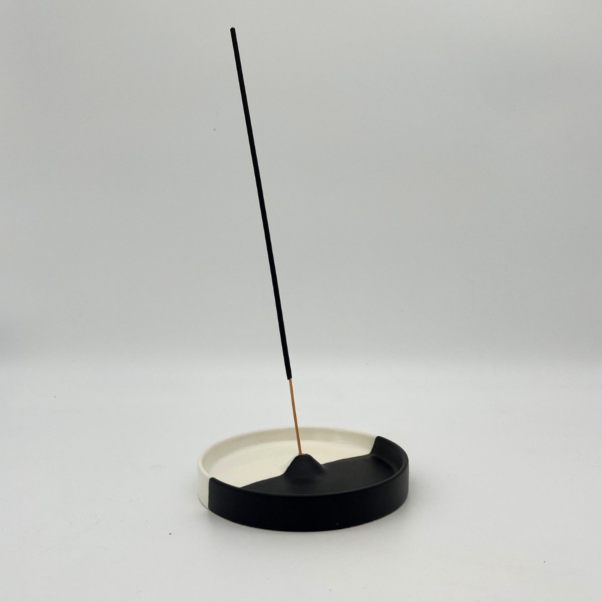 a sunny day wierook houder - wierookhouder - keramiek - rond - zwart en wit - diameter 10 cm - wierook brander - meditatie - aromatherapie - rituelen - 10 x 10 cm - geurloos