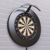 Zwarte gebogen LED-lamp van Target, gemonteerd op een muurbeugel met een dartbord.