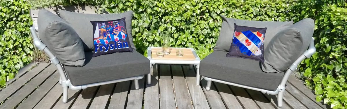 Decoratief kussen met Fryslân sporten thema in blauw en wit, 40 x 40 cm.