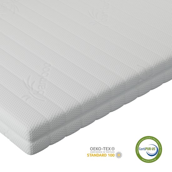 Detail van een witte matras met 'bamboo' in reliëf en gecertificeerd met CertiPUR-US en OEKO-TEX STANDARD 100.