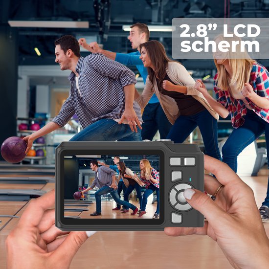 Vier personen die bowlen, gefotografeerd met een digitale camera. "2.8" LCD scherm".