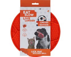 Eat Slow Live Longer Likmat - Ø 22 cm - Slowfeeder Honden en Katten - Anti Schrok - Voermat - Likvoerbak - Voor Nat Voer en Brokken - Vaatwasserbestendig - Voetbal - Anti Slip - Voerpuzzel Kat - Oranje