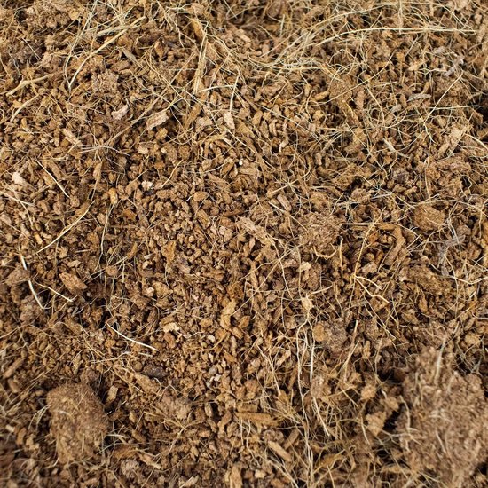 Gedetailleerde textuur van bruine kokosvezel met fijne vezels en kleine stukjes.