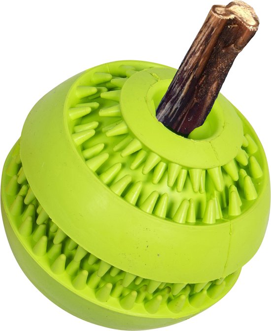 Lichtgroene traktatiebal met nopjes en een stok erin.