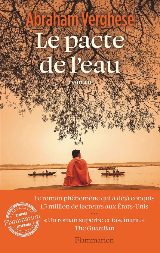 Boek 'Le pacte de l'eau' van Abraham Verghese. Een man in oranje gewaad zit aan de oever van een rivier, met boten op de achtergrond.