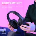 Zwarte, lichtgewicht gaming headset, in handen van een persoon.