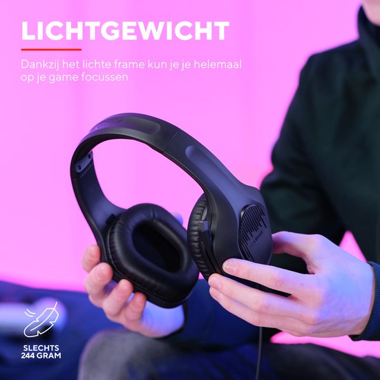 Zwarte, lichtgewicht gaming headset, in handen van een persoon.