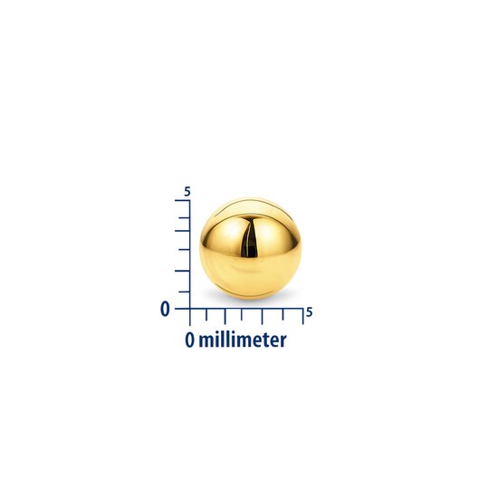 Gouden oorbel van 5 mm, afgebeeld met een liniaal.