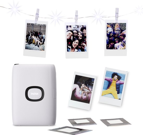 Witte Instax Mini Link 2 printer, vier prints en een slinger met sterverlichting.