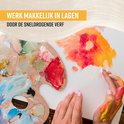 Een close-up van een schilderspalet met gemengde verf en handen die op een canvas schilderen met rode en gele verf.