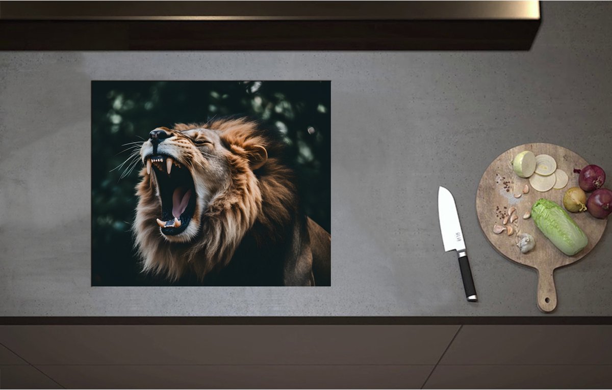 Inductieplaat Beschermer - Brullende Mannetjes Leeuw in Donkergroen Bos - 59x51 cm - 2 mm Dik - Inductie Beschermer - Bescherming Inductiekookplaat - Kookplaat Beschermer van Zwart Vinyl