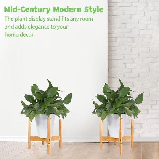Klassieke Moderne Paarse Armstoel Met Achteruit Geslepen Houten Benen, Geïsoleerd Op Witte Achtergrond Stijlvolle Comfortabele Image208507037