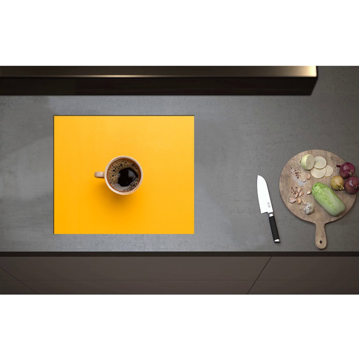 Inductieplaat Beschermer - Bovenaanzicht van Verse Kop Koffie op Okergele Ondergrond - 59x50 cm - 2 mm Dik - Inductie Beschermer - Bescherming Inductiekookplaat - Kookplaat Beschermer van Wit Vinyl