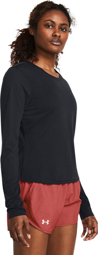 Vrouw met lang zwart sportshirt en roodshort, van voren gezien.