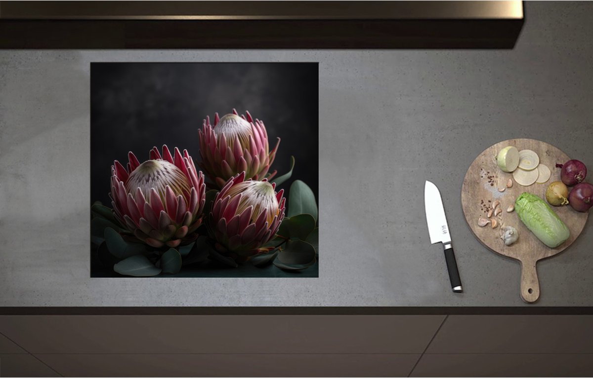 Inductieplaat Beschermer - Close-up van Drie Koningsprotea Bloemen tegen Donkere Achtergrond - 58x55 cm - 2 mm Dik - Inductie Beschermer - Bescherming Inductiekookplaat - Kookplaat Beschermer van Zwart Vinyl
