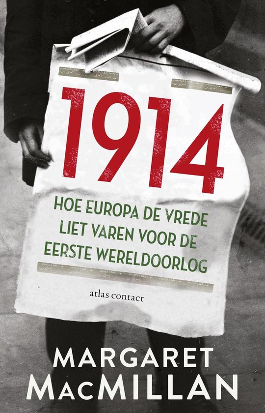 Boekcover: 1914 Hoe Europa de vrede liet varen voor de Eerste Wereldoorlog. Margaret MacMillan. Zwart wit foto van persoon die een spandoek draagt.