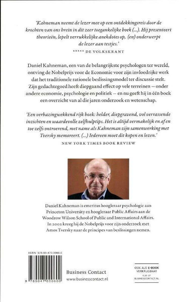 Een portret van de auteur Daniel Kahneman, een oudere witte man met bril, die op de achterflap van zijn boek staat.