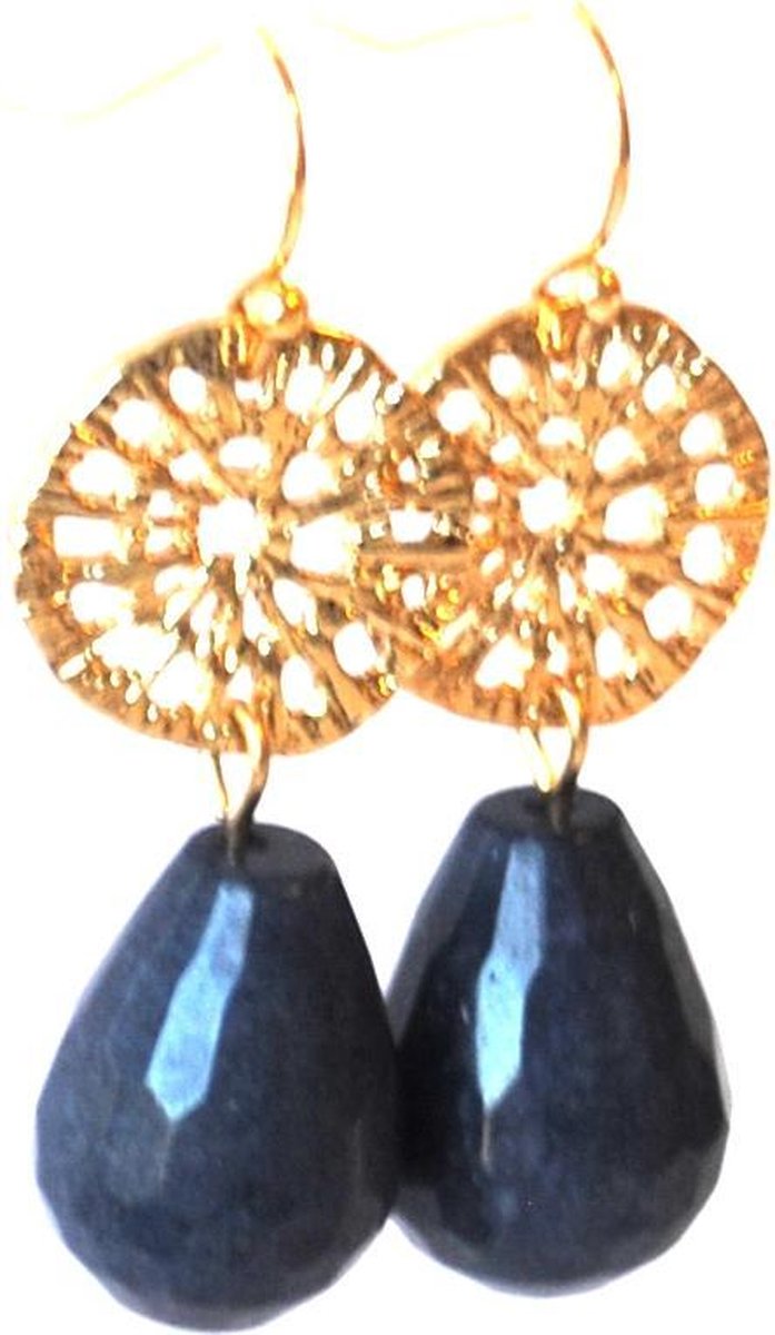 Oorbellen met edelsteen agaat blauw en opengewerkt goldplated tussenstuk.
