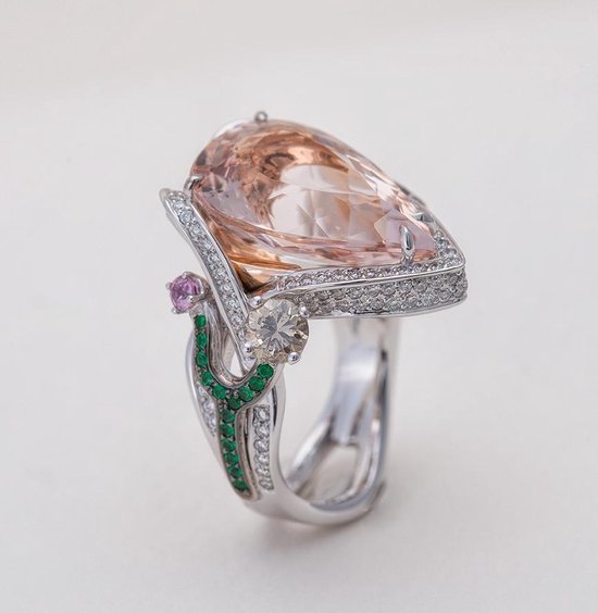 Exclusieve cocktail ring met morganiet, diamanten, smaragden, en saffieren  - totaal... | bol.com