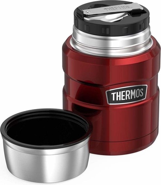 Contenant alimentaire Thermos rouge avec couvercle argenté ouvert et une cuillère intégrée dans le mécanisme de fermeture noir.
