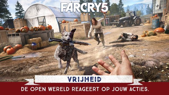 Een hond met een wapen draagt bij aan de actie in een pompoenveld, met mensen op de achtergrond.