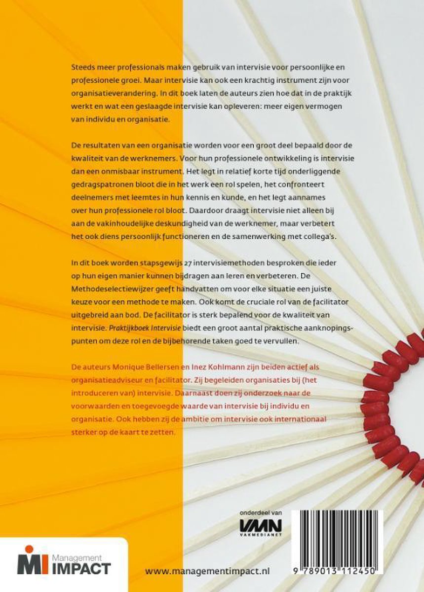 Achterkant boek "Praktijkboek Intervisie" met oranje achtergrond en tekst over de inhoud.