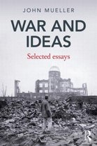 Boek 'War and Ideas: Selected essays' van John Mueller, met een zwart-witafbeelding van een man die voor een ruïne staat.